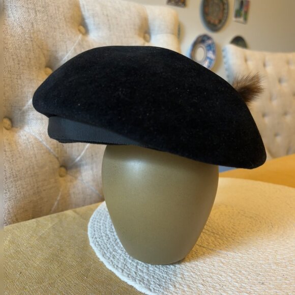 Elegant Black Beret with Fur Accent - Picture 1 of 5